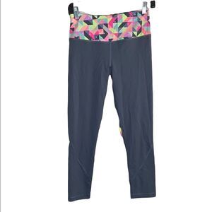 VSX Victoria’s Secret The Knockout Crop Capris Leggings in Grey & Multicolor